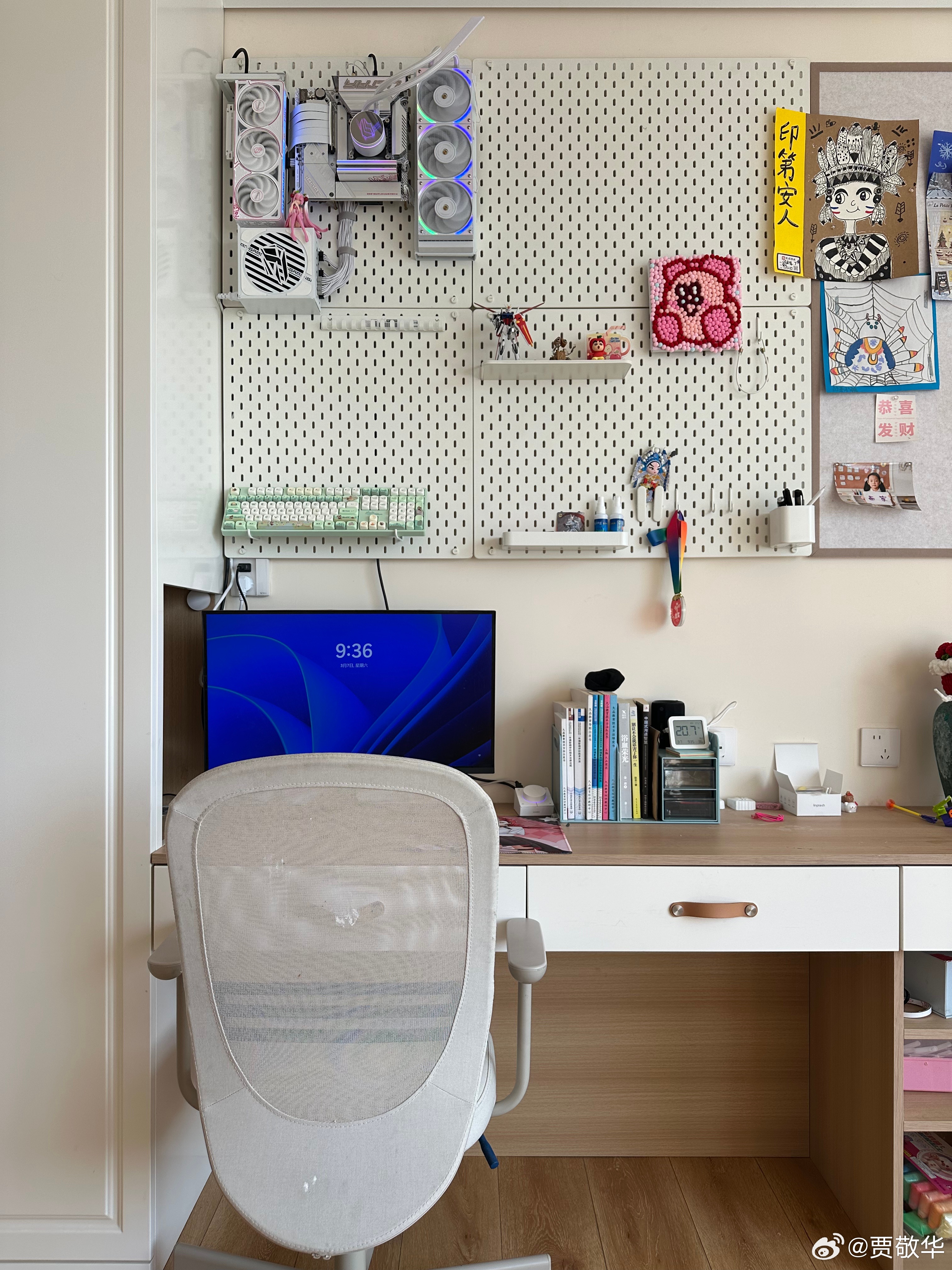 分享某位帅哥的电脑，看了半天才找到主机在哪里。不得不说，这样的电脑太有意思了。只