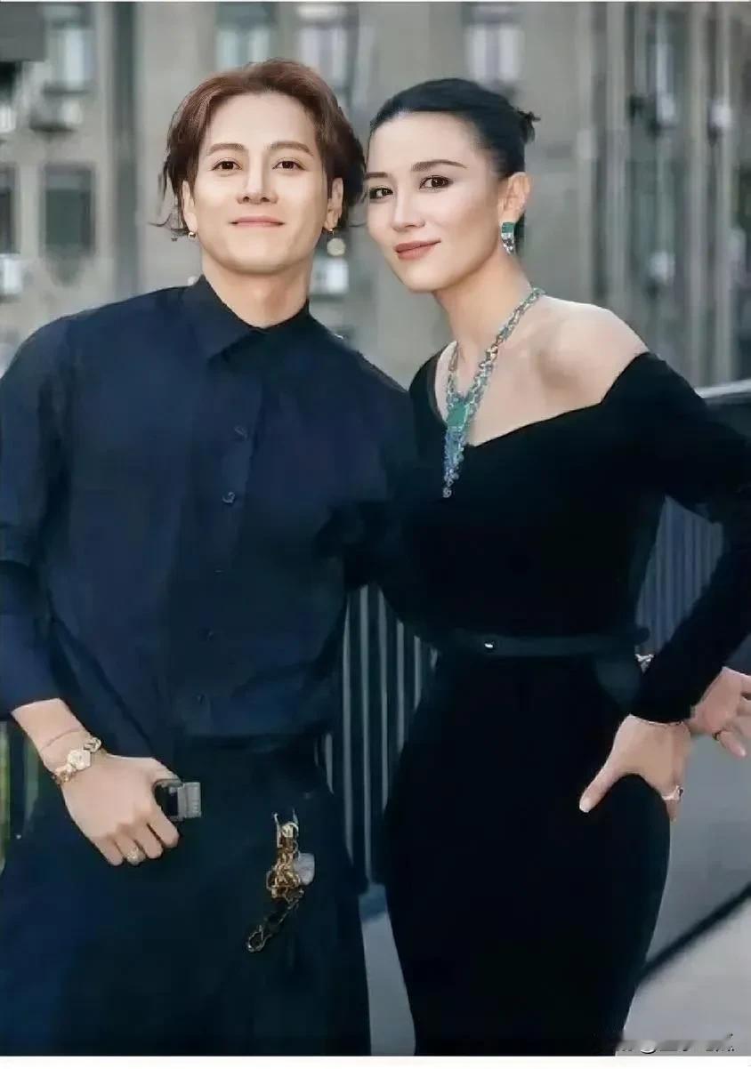 宋佳气质大酷了，颜值美，身材好，笑容甜，并且演技好，塑造角色都很用心，是一位很不