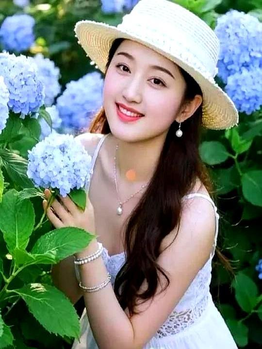 53岁杨钰莹被问结婚，突然捂嘴笑：“有男朋友了，他说要来照顾我。”
 
你记得她