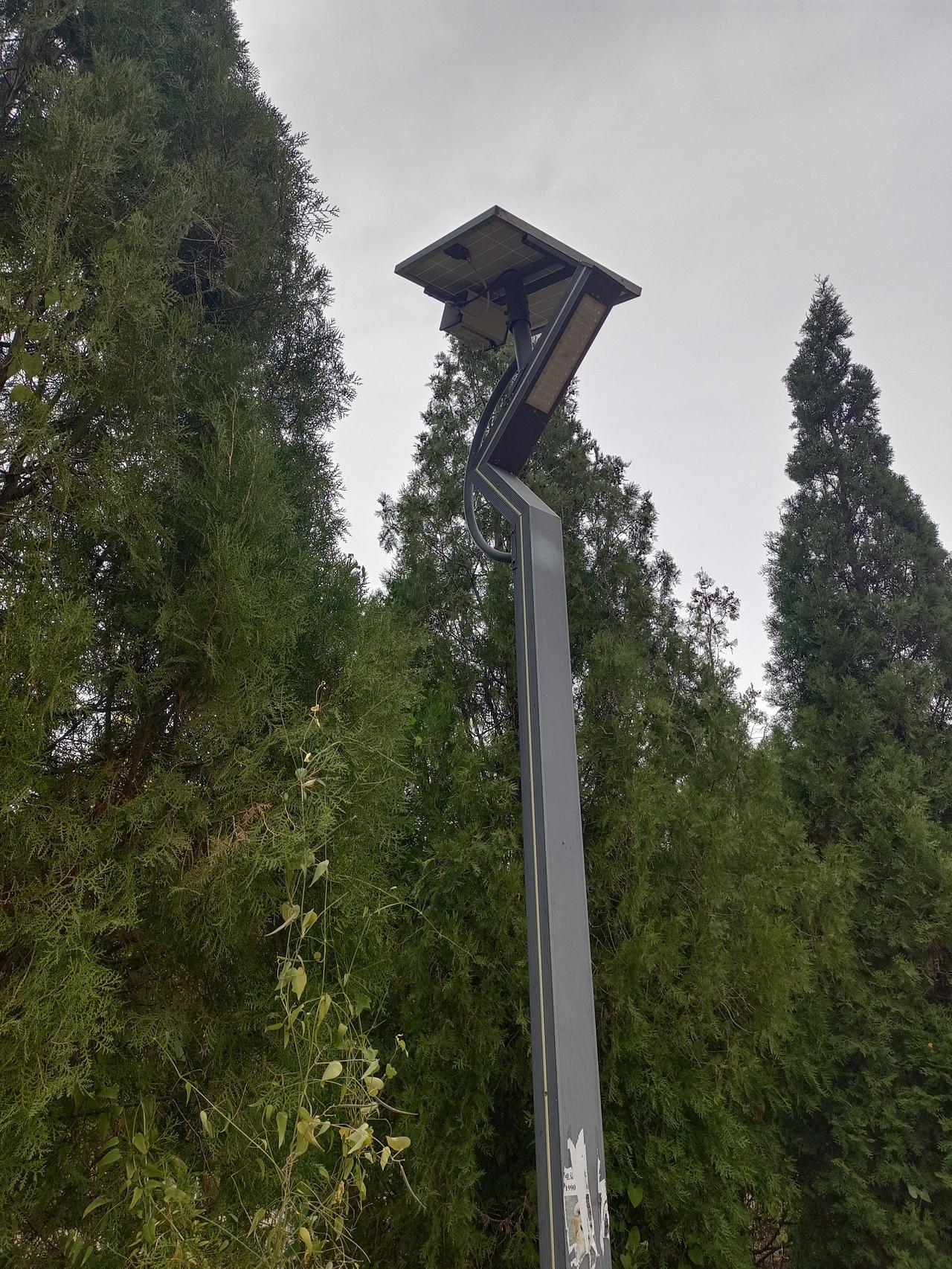 这是赤峰八家集市边上的一个绿化带小公园，没事晚上出来溜达！这一排节能灯吸引了我，