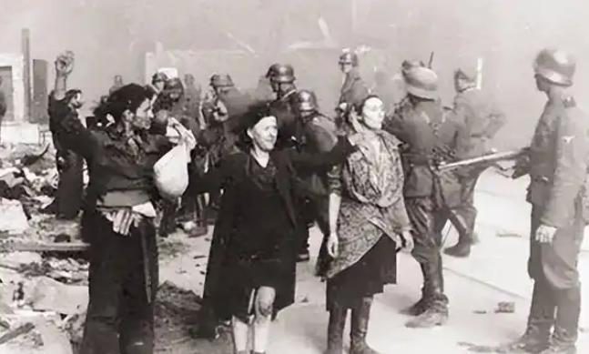 纳粹德国的集中营里，变态的纳粹士兵逼迫犹太妇女脱光衣服，然后进行集体屠杀。这些被
