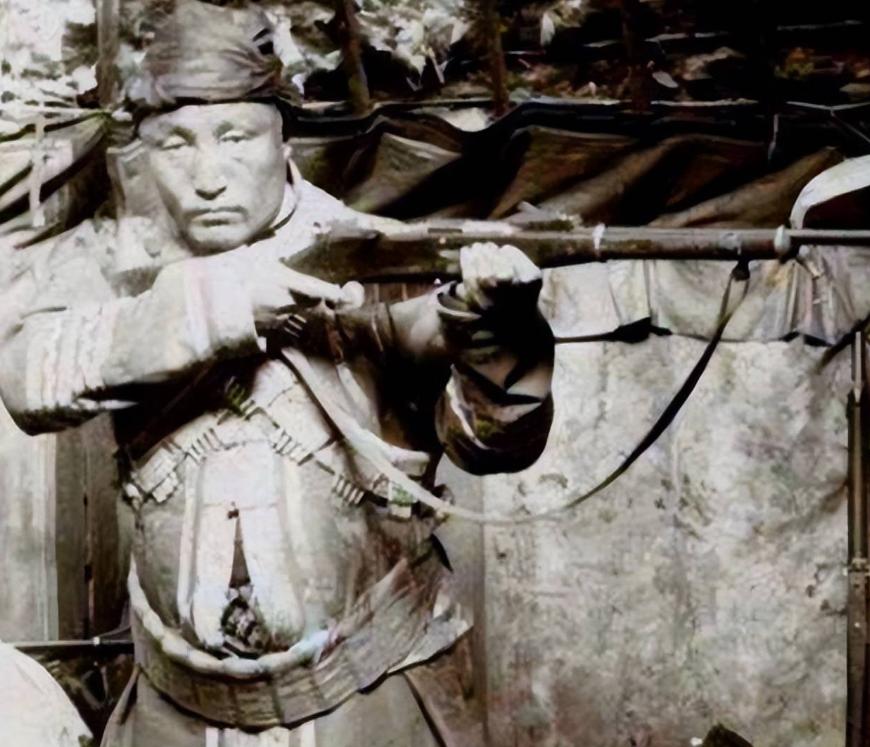 1942年，湘西巨匪张云卿冲进朴云庵，将正在扫地的13岁小尼姑一把提起，重重的摔