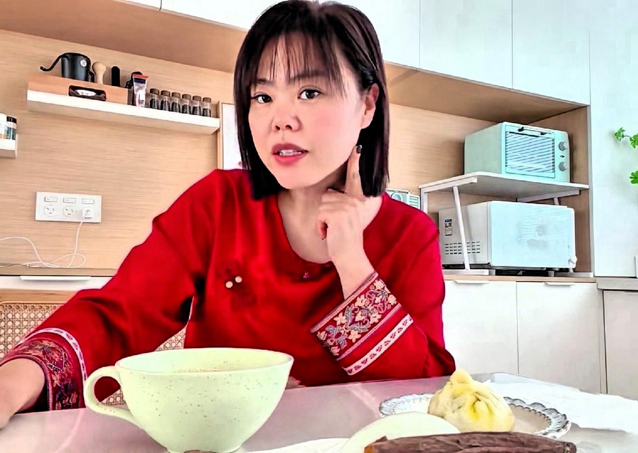 苦茶丹丹香，要不是生理期，就掉10斤了！
伙伴们，看我的脸，出下颚线了，是不是很