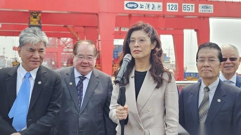 今天上午，中国国民党主席郑丽文带着访问团，去了上海的洋山港。当天的天气很好，风和
