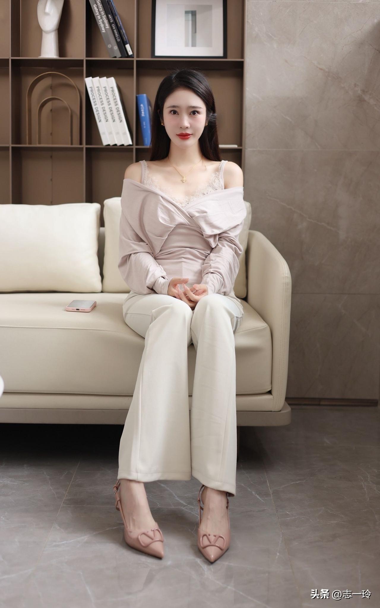 优雅穿搭指南：粉色上衣+米色长裤，尽显时尚气质