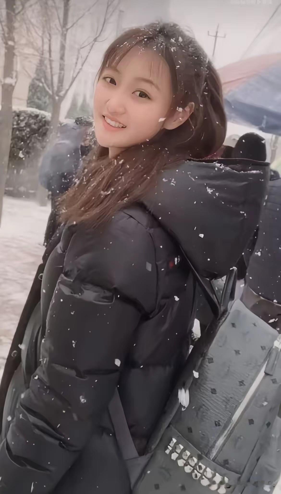 邵晴一手好牌打烂了，她家境普通父母开理发店的，她以全国21名成绩考上北京电影学院
