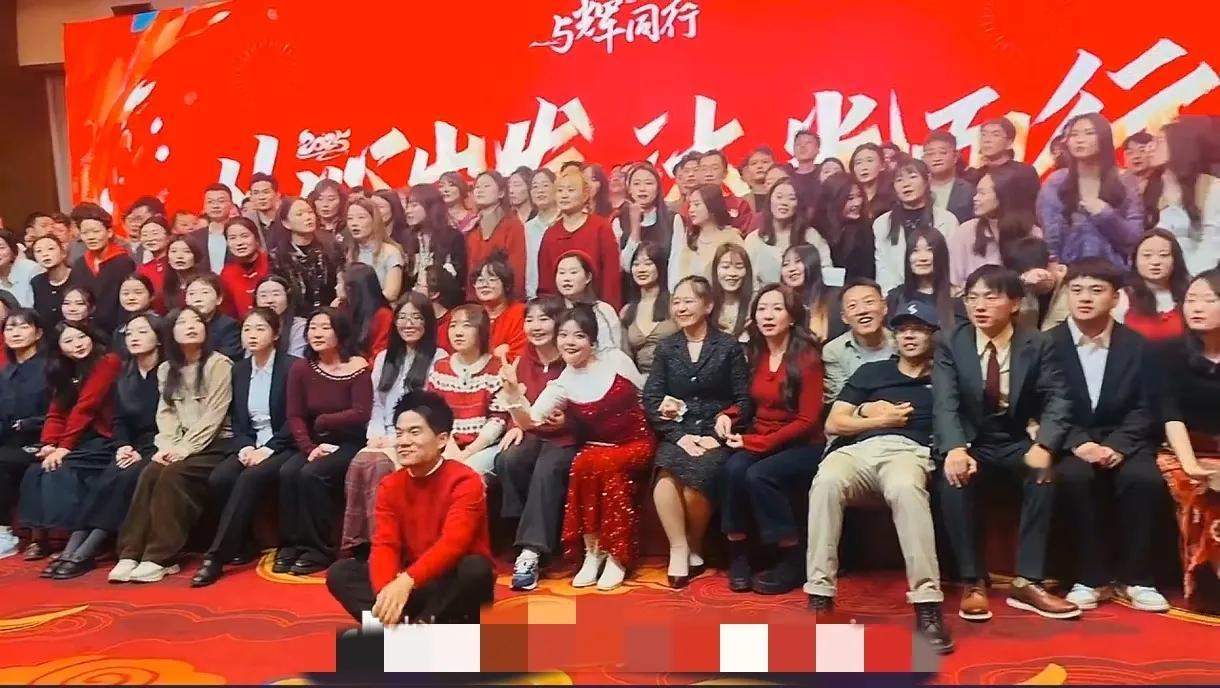去年有座位没地位
今年没座位有地位
董二蛋今年逆袭成了主流
最主要的是与辉同行成
