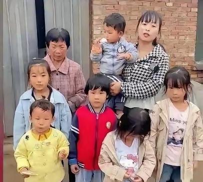 2021年，河南的朱大哥在修拖拉机时被砸身亡。谁知，他妻子不堪重负离家出走。弟媳