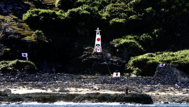 钓鱼岛既然是我们领土，那我们为什么不登岛拆除灯塔呢？

1996年，日本一个叫“