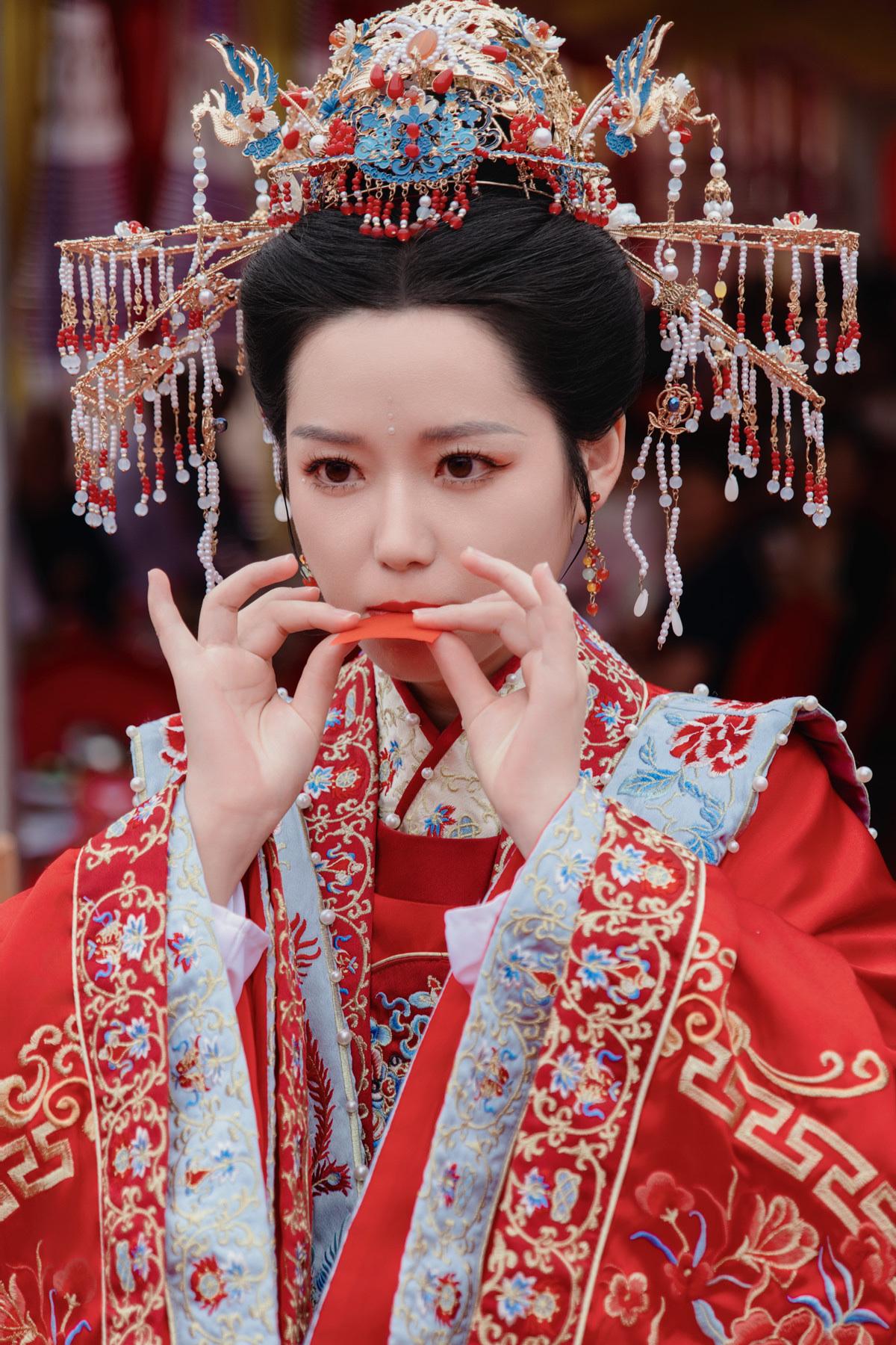 靖江王妃的嫁妆不仅是物质财富的堆砌，更承载着家族荣耀与文化传承。从子孙桶的吉祥寓