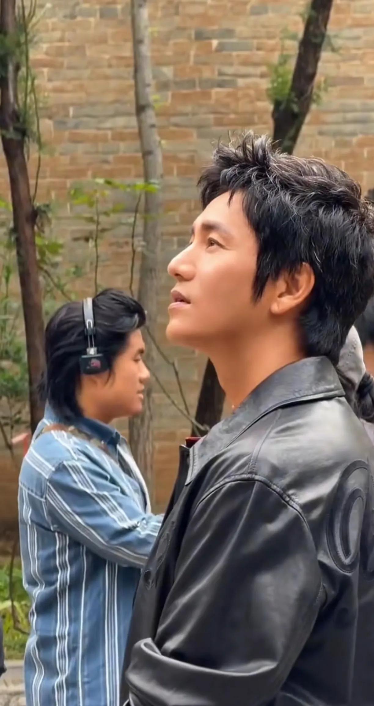 陈坤都50岁了，头发还这么浓密，没有白头发，皮肤紧致，没有皱纹，看着像30左右，