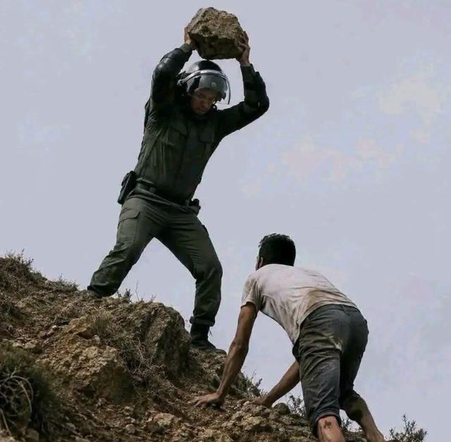 从摩洛哥偷渡到西班牙飞地休达的摩洛哥非法移民万万没有想到，他们从休达返回摩洛哥的