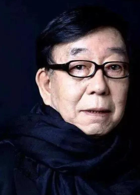 1983年，一位民工胡乱地敲击着饭盒的节奏被一个人在无意中听到，谁知，正是这个敲
