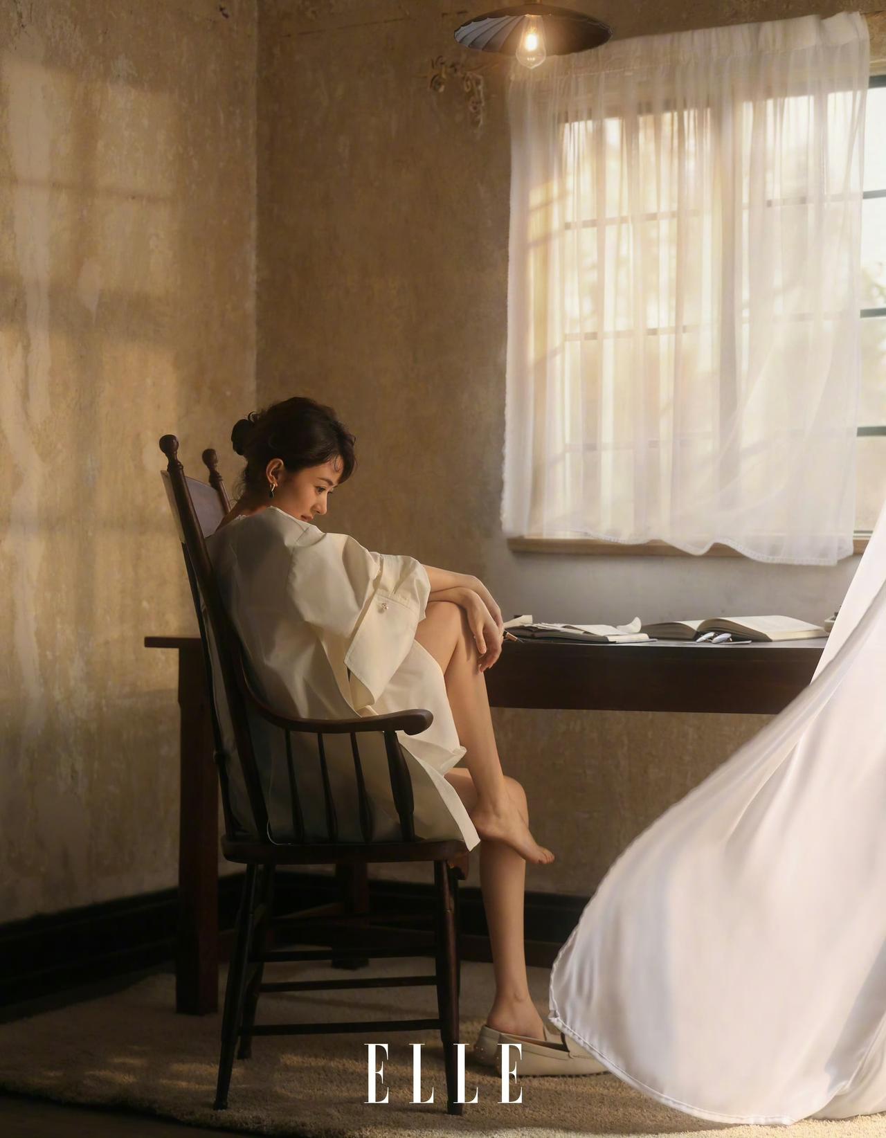 《ELLE》2月刊封面～携手摄影师陈漫为赵丽颖打造了一组双封面复古光影大片✨这是