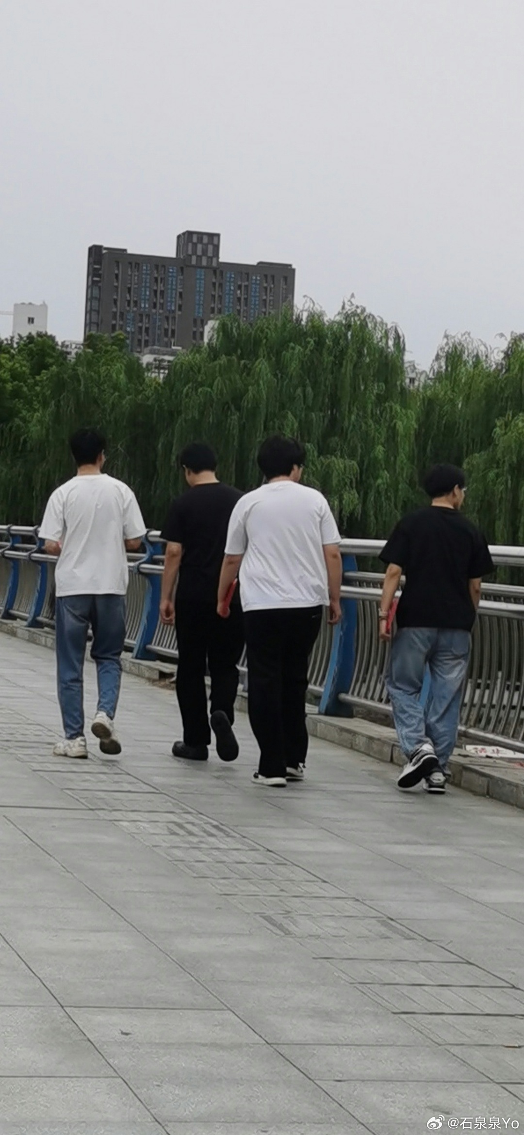 又到了毕业季，偶然遇到几个男生拿着毕业证，估计是一个宿舍的，从此进入社会再一别可