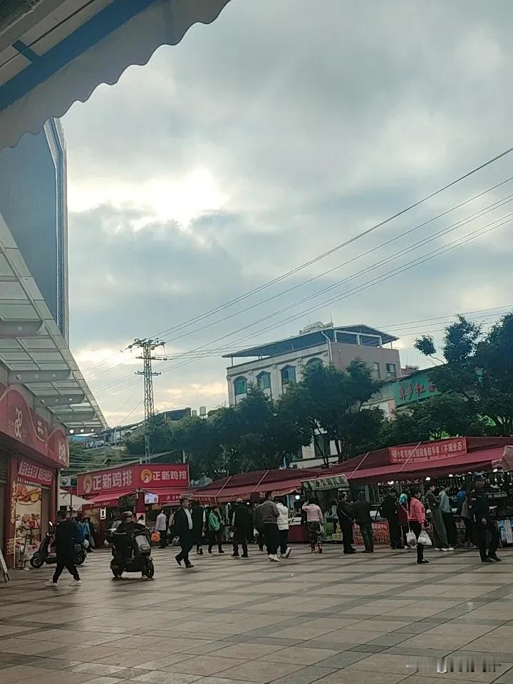 晒图笔记大赛11月5日，云南红河州弥勒市，雨过天不晴，层云挡着太阳的脸，太阳挣扎