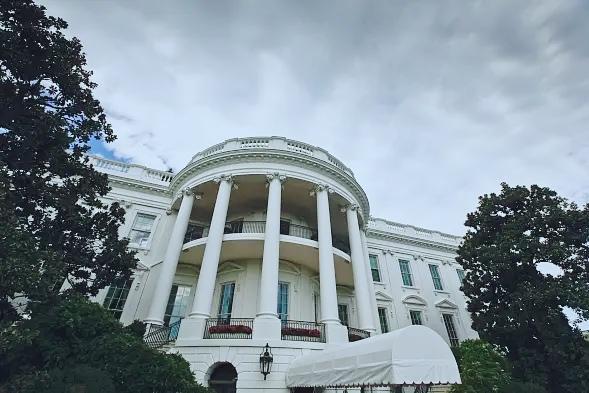 特朗普女婿要上巴基斯坦，万斯在家等着接电话

白宫那边4月24号放出消息，说总统