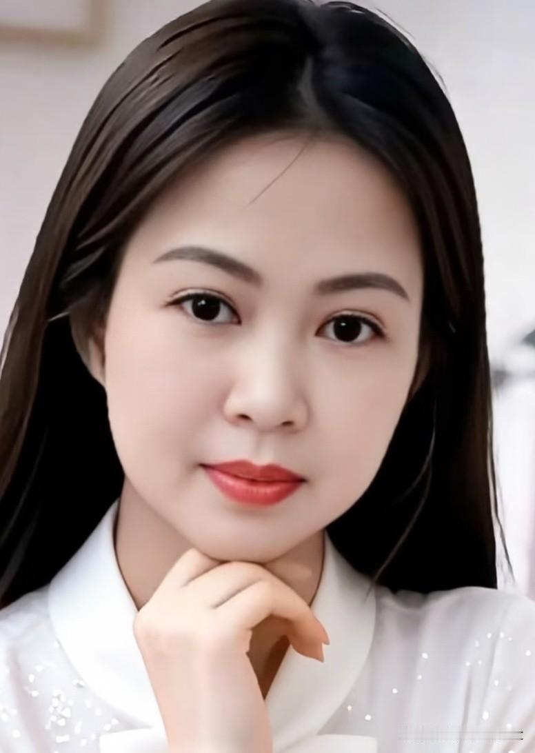 卜算子·清颜
 
乌发曳柔肩，素衫凝莹俏。
纤手轻托玉靥边，眸漾春波妙。
 
丹