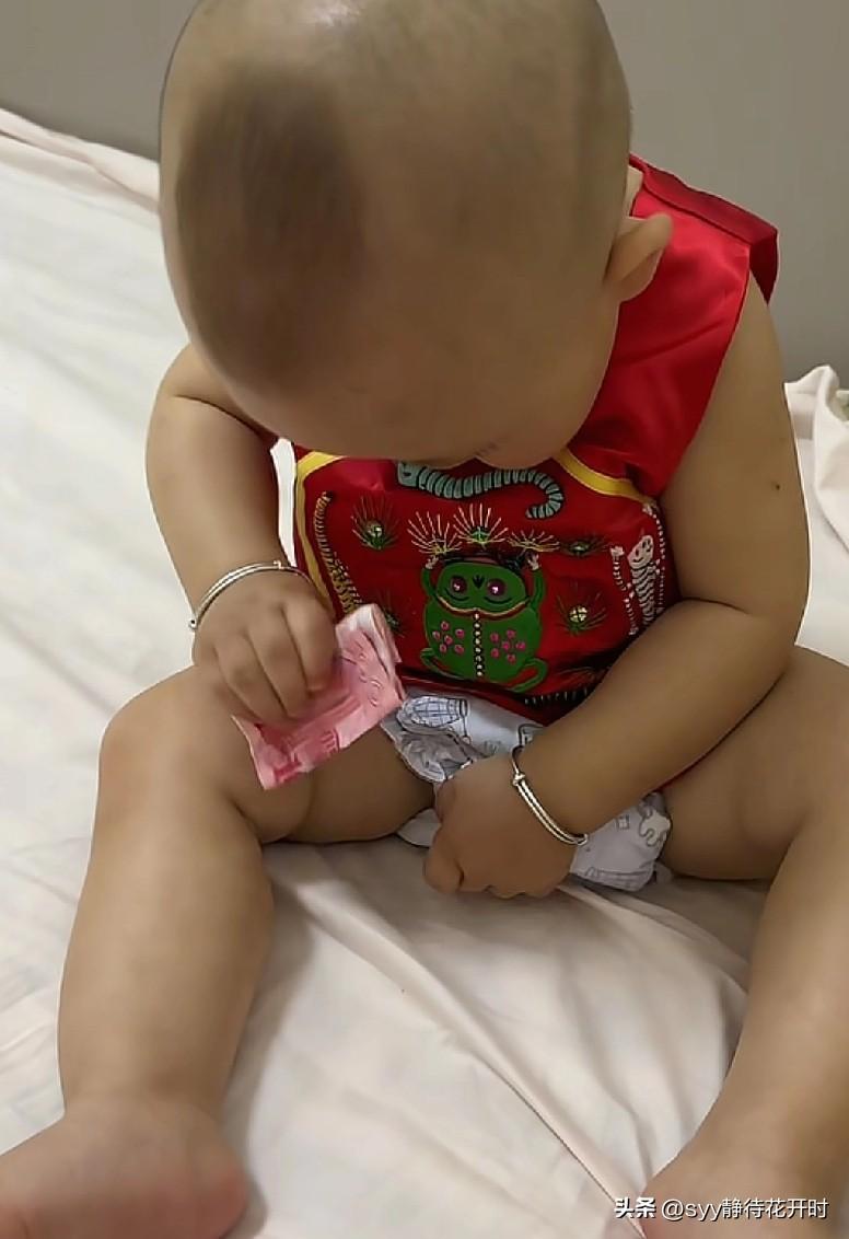 钱真是个好东西！这个大小便都控制不了的娃娃，竟然知道藏私房钱了！

他全身上下，