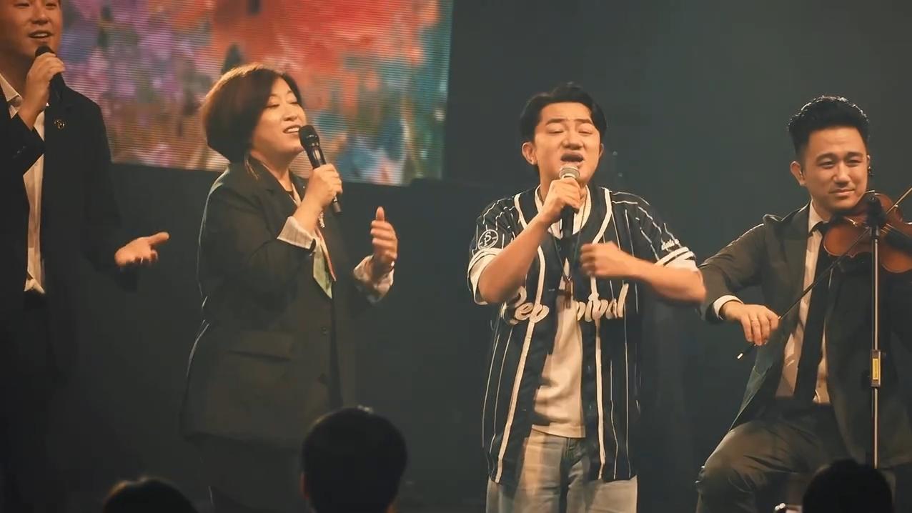 2026年8月2日，中国香港，演员王祖蓝居然参与了这个人的演唱会，然后站台。不是