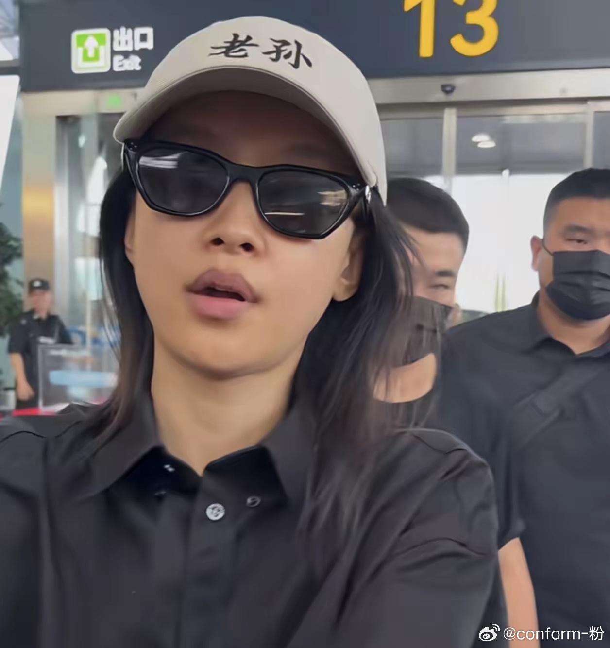 好家伙，孙怡素颜和化妆差别太大了。不过还是能看出孙怡的底子很好，素颜和化妆，五官