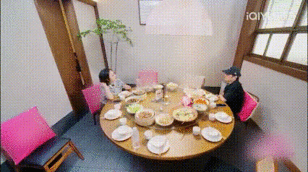 谢娜借了蒋二侨假发姐姐当家 蒋侨戴假发变“蒋二侨”，谢娜笑到弯腰还补刀，自己戴假