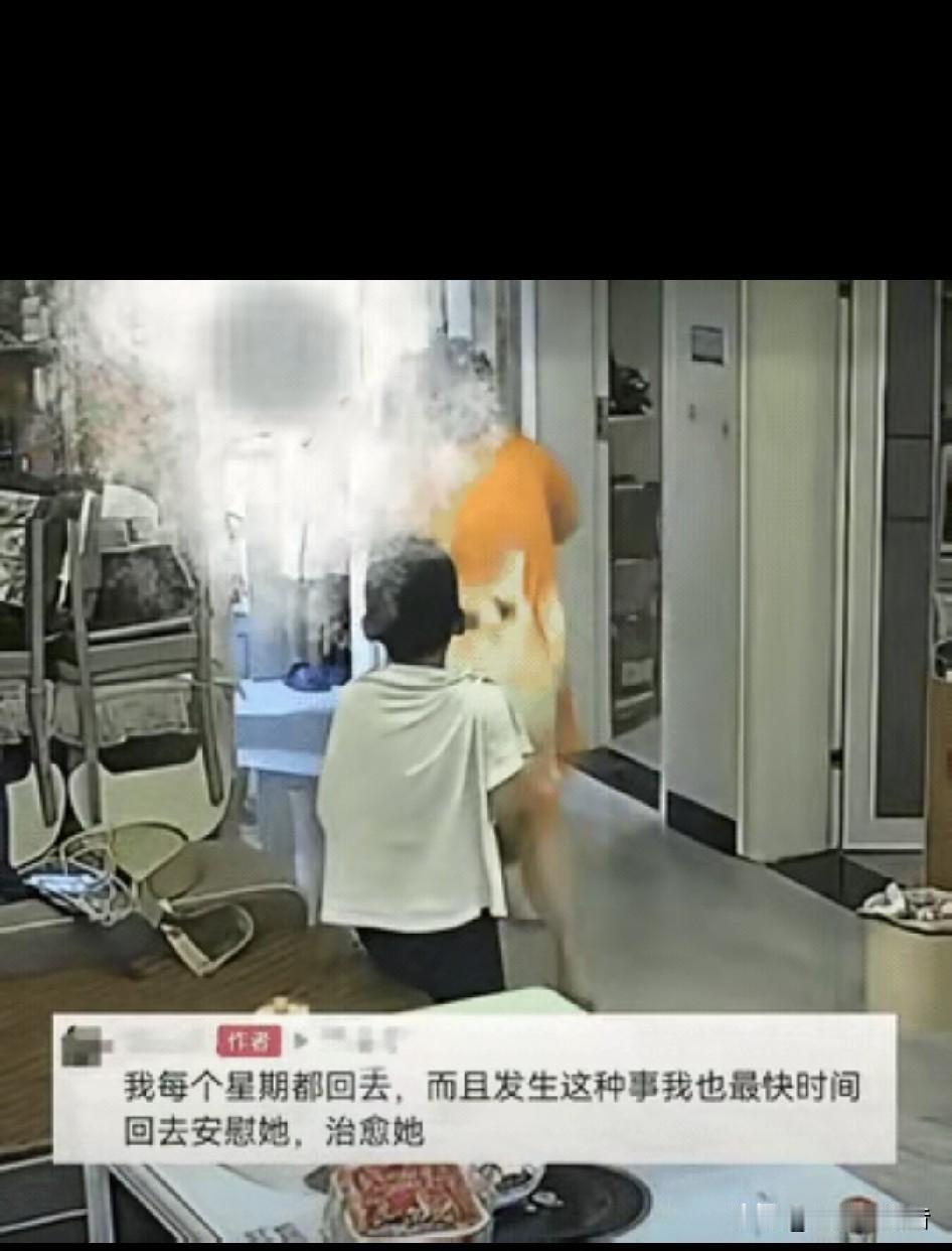姐弟俩打架，奶奶看到孙子被欺负后立马冲上前，把姐弟俩分开，都已经拉开了，没想到，