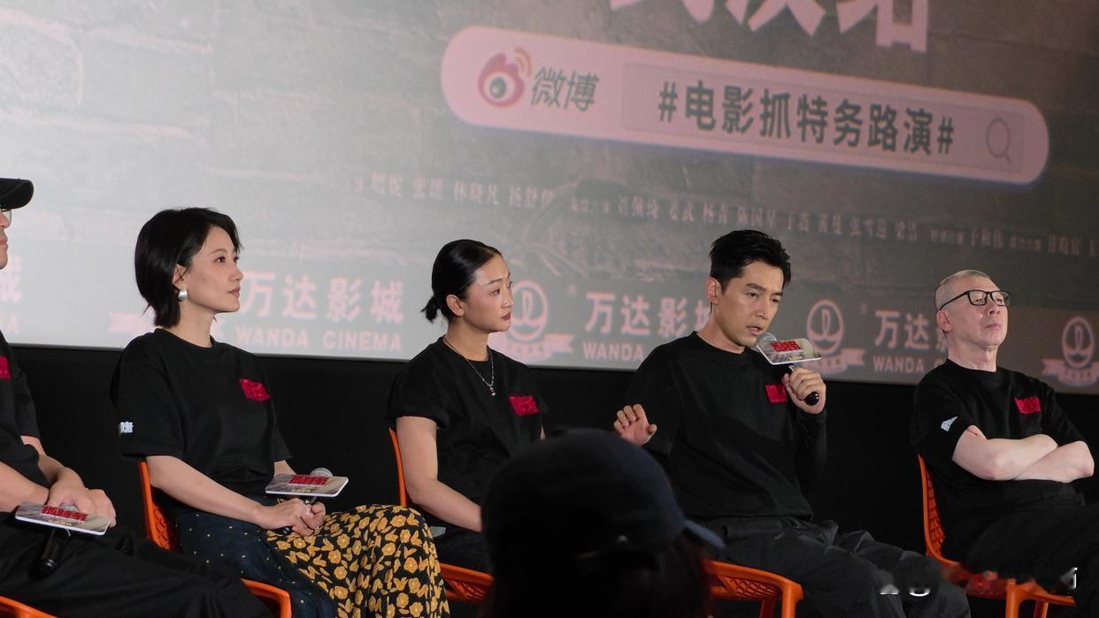 北京行程受阻后众人转赴上海，一行人神情萎靡，想来片酬还未落实。众人谨言慎行生怕彻