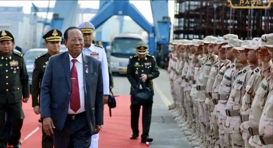 英舰跟着美舰来台海挑衅，真是自讨苦吃。美国“希金斯”号驱逐舰和英国“里士满”号护