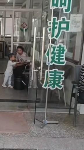老婆感冒输液三天！一天140，药60吃三天，一个小感冒近500

哈喽，大家好，