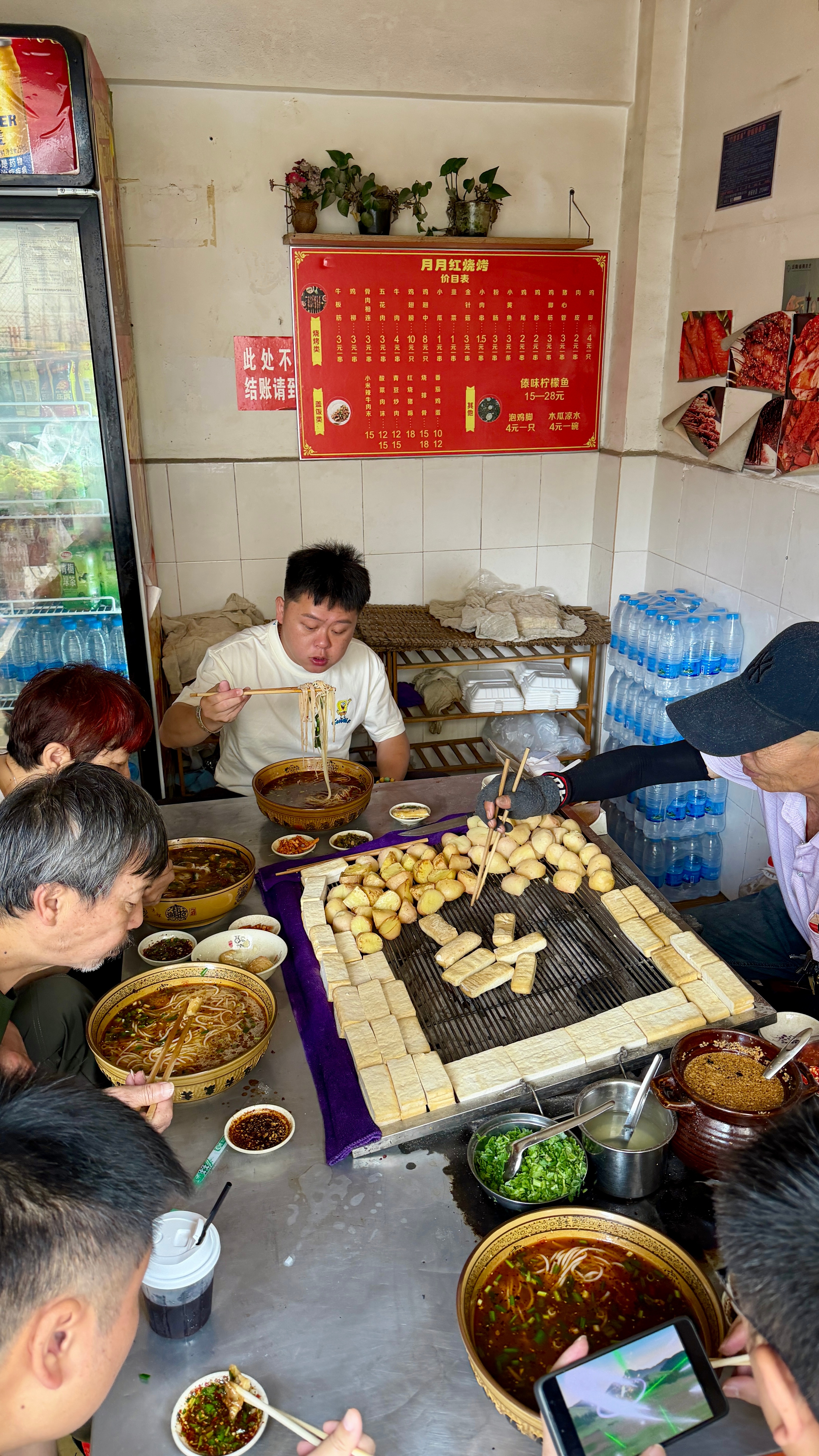 云南个旧普通的一天，睡到自然醒，慢悠悠出门吃早点，米线好几种配料随便挑，三种帽子