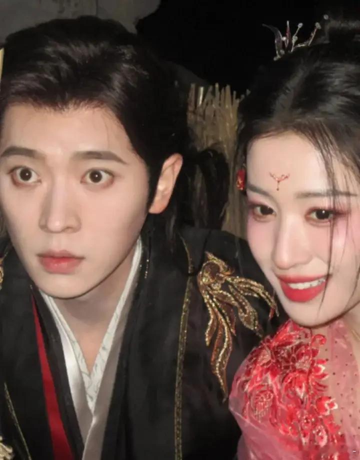 《成何体统》这多重穿越的设定也太烧脑了！女主虞晚音和皇帝夏侯澹作为现代穿越者改写