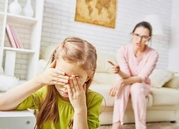 亲子疏远因何起？两种经历母责重

关于孩子成长与母亲关系的话题非常深刻且重要。确