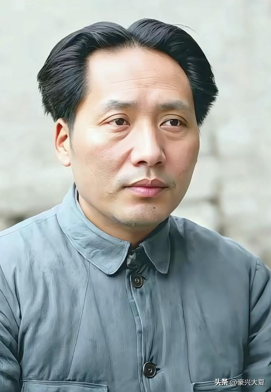 眸远长河魂画光，谋思宏图霸业成，全心全意陶醉魂，银河光醉彩霞红。向伟大导师致敬！