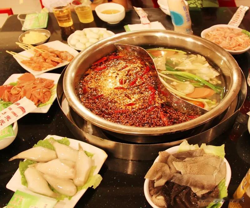 我吃火锅最喜欢鸳鸯锅底！
麻辣那半边，让我尽享热辣刺激，那麻、那辣，太过瘾啦，涮