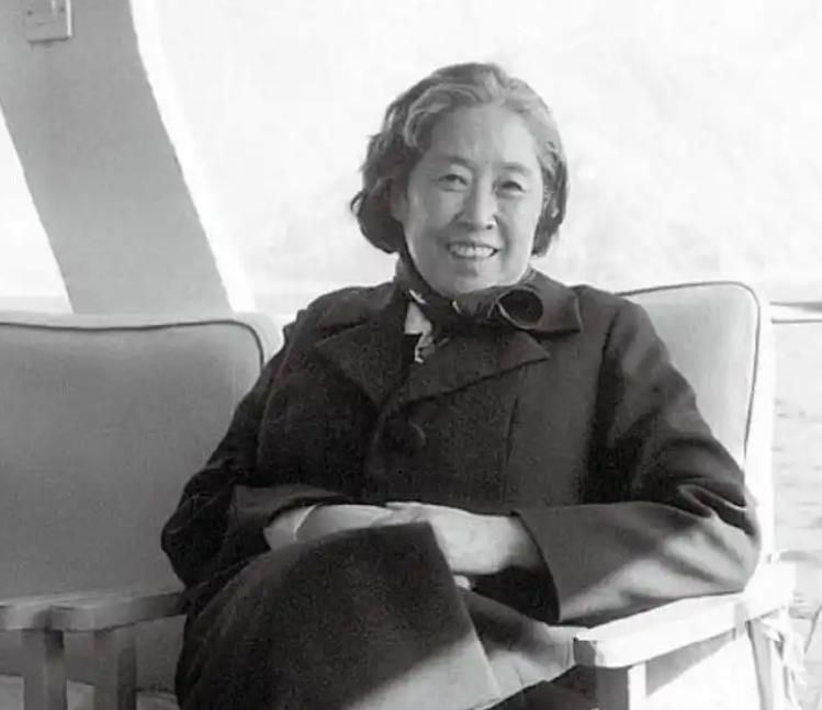 2006年，王光美因病去世。临终前，她突然向女儿刘亭抱拳作揖，虚弱地说：“女儿，