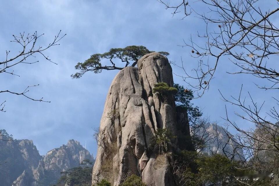 发一张站在高山上拍的图片黄山梦笔生花