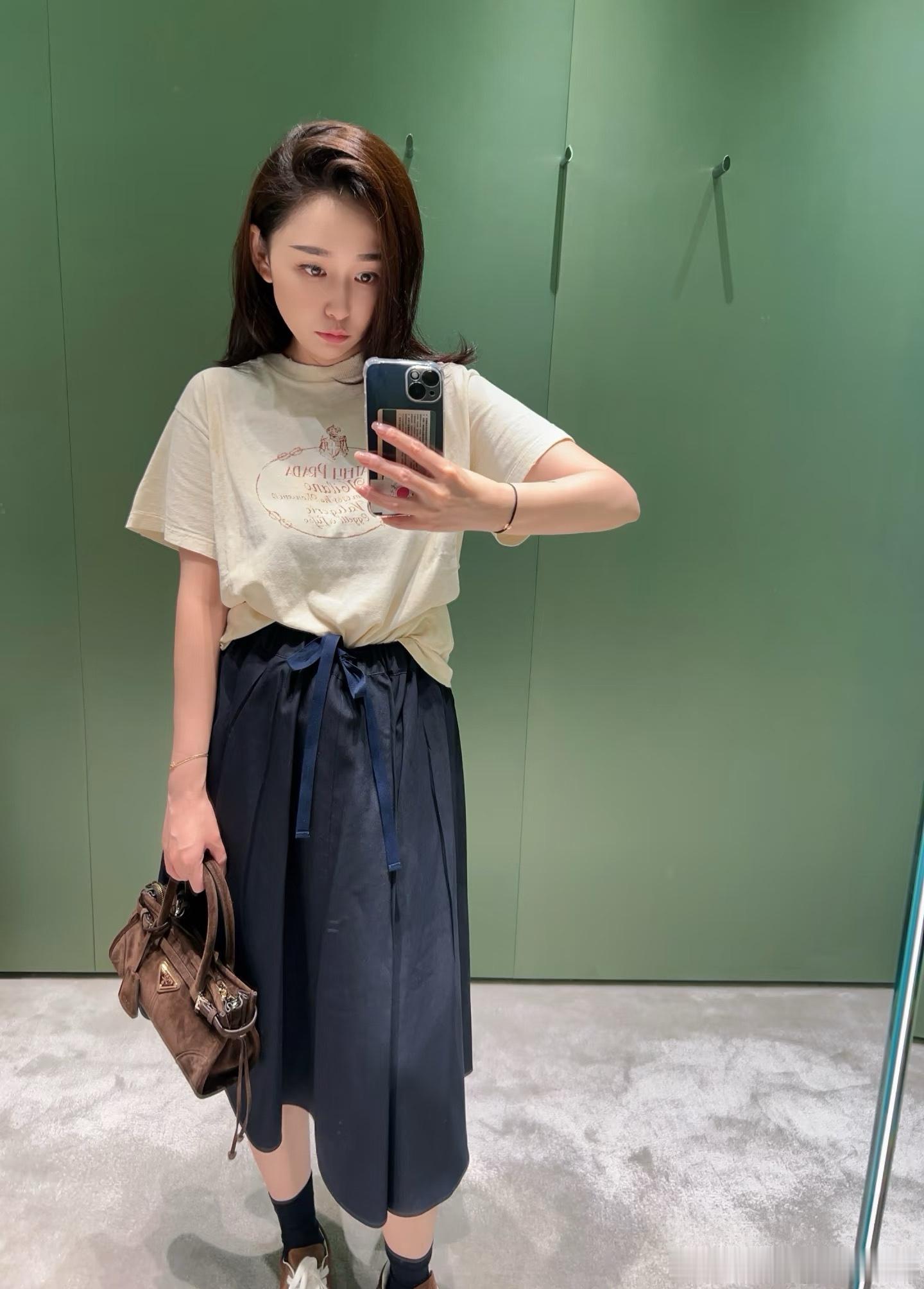 PRA**半裙Prada藏青色尼龙A字半裙 松紧腰头 穿脱方便 不挑腰围 坐着吃
