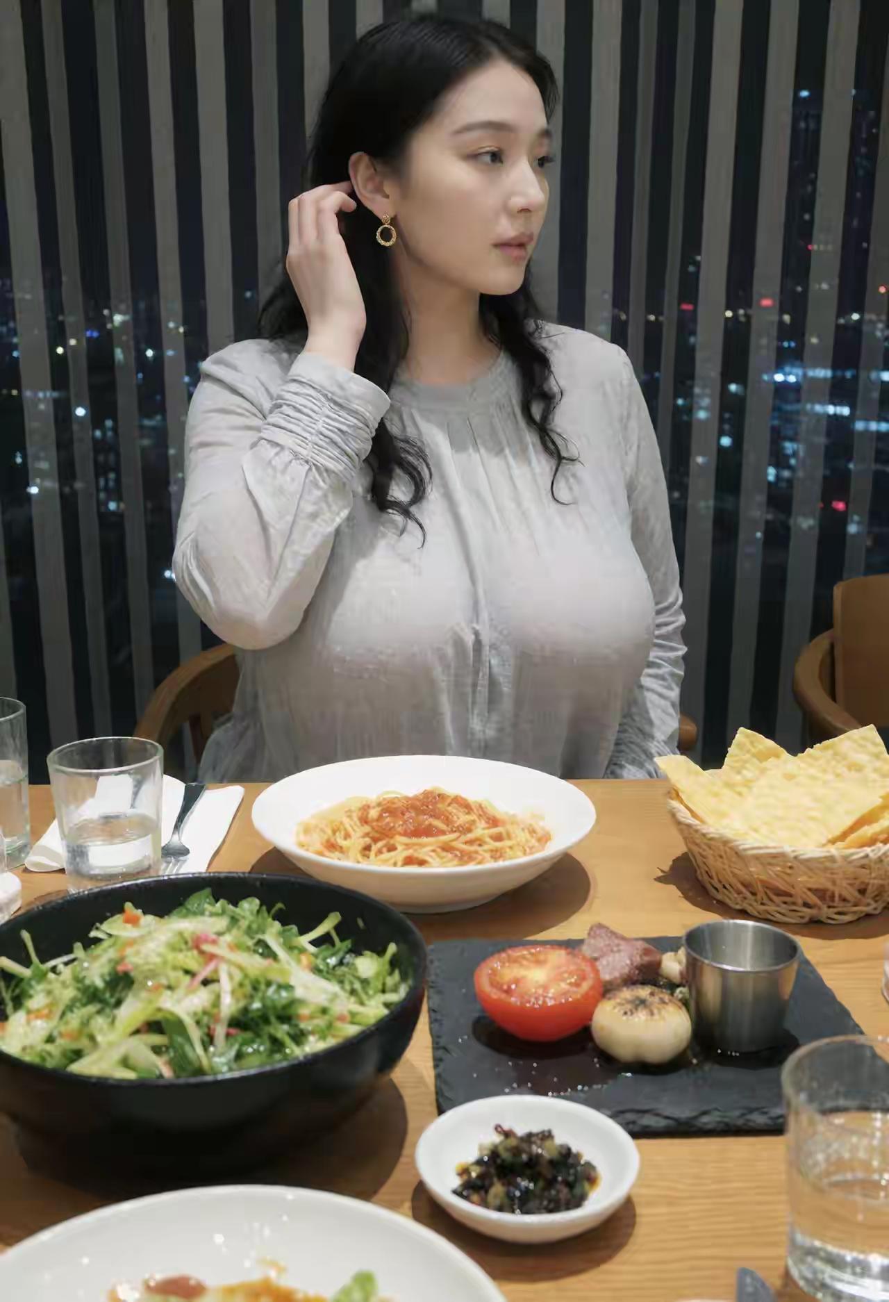 这样的女人真的太让人心动了！今天陪表弟去相亲，女孩五官长得虽然一般，但是身材在微