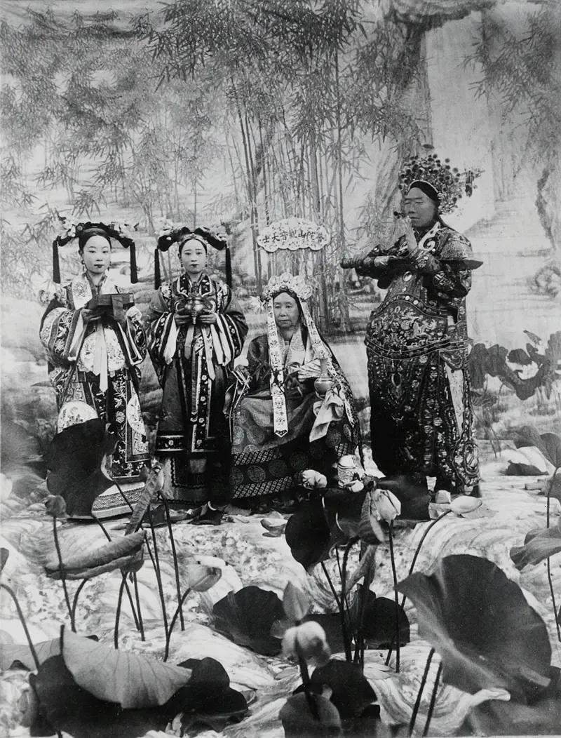 1903年在西苑（中南海）水域的中海荷花丛中，慈禧太后端坐宝座，身后立屏悬“普陀