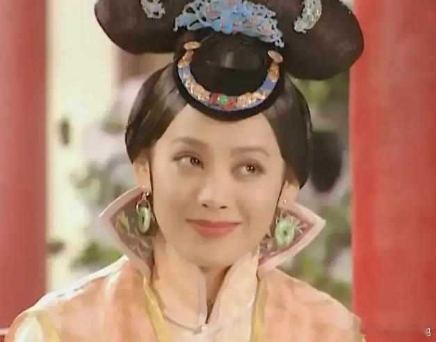 一天，皇太极刚宠幸完孝庄，便匆忙赶去看望正在生产的海兰珠。他扒着门缝，焦急地问：