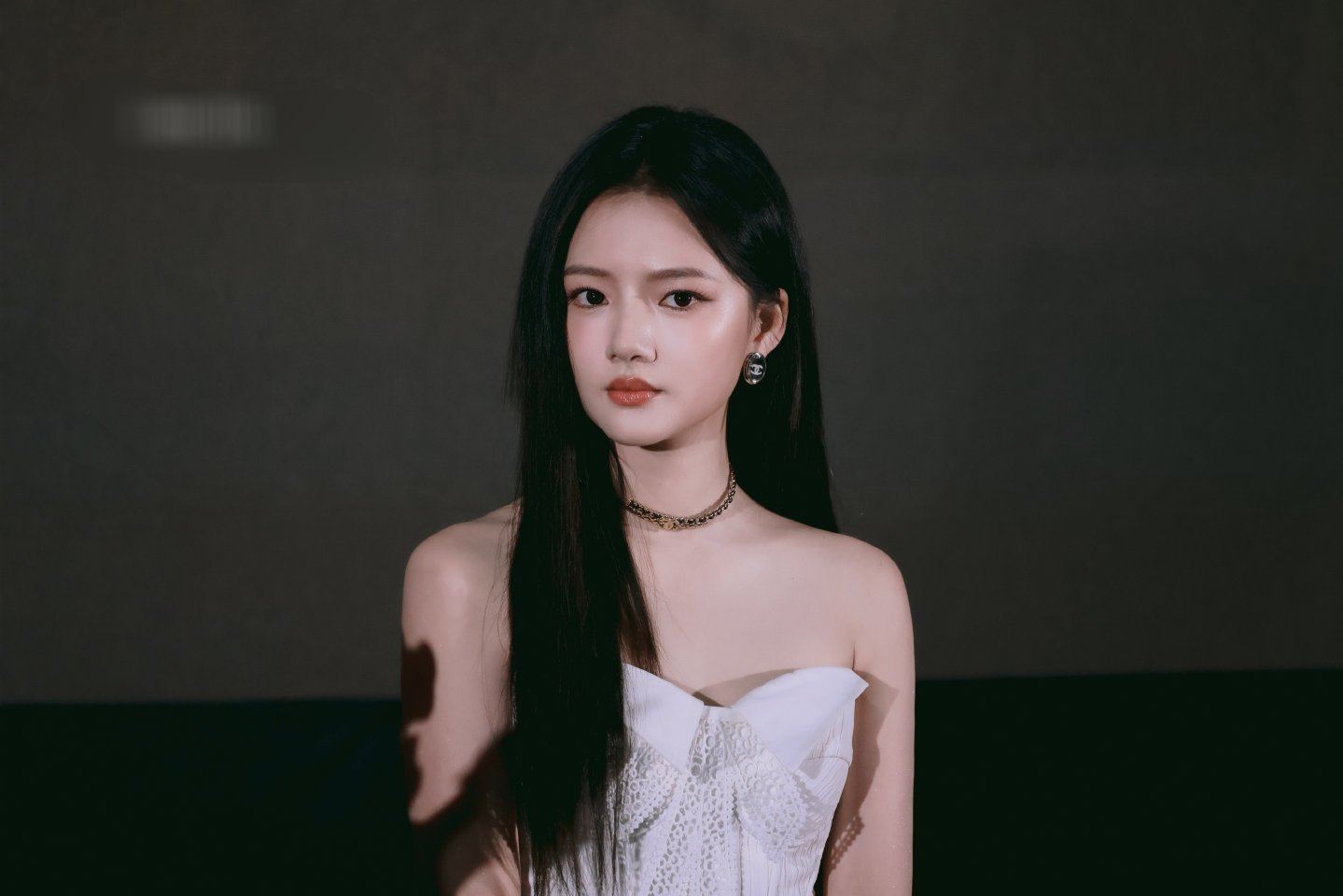 任敏被粉丝催着减肥 近期，演员任敏因线下活动生图引发网友讨论，部分粉丝出于对其新