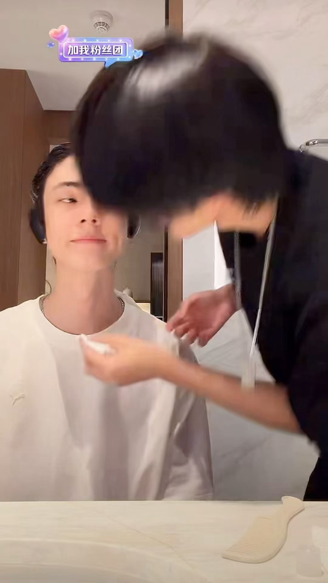 天定良元  💙💜 天定良元 亲了 亲了 真亲了奥利亲了淑元的脸颊今晚的直播真