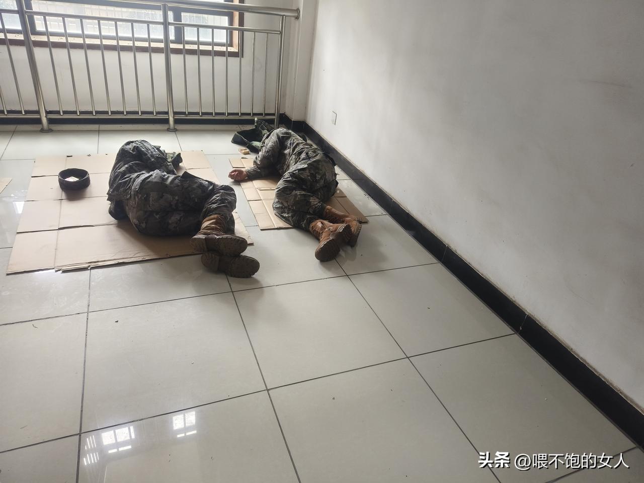 这一幕，
倒头就睡，我知道他们辛苦了！[赞][作揖]