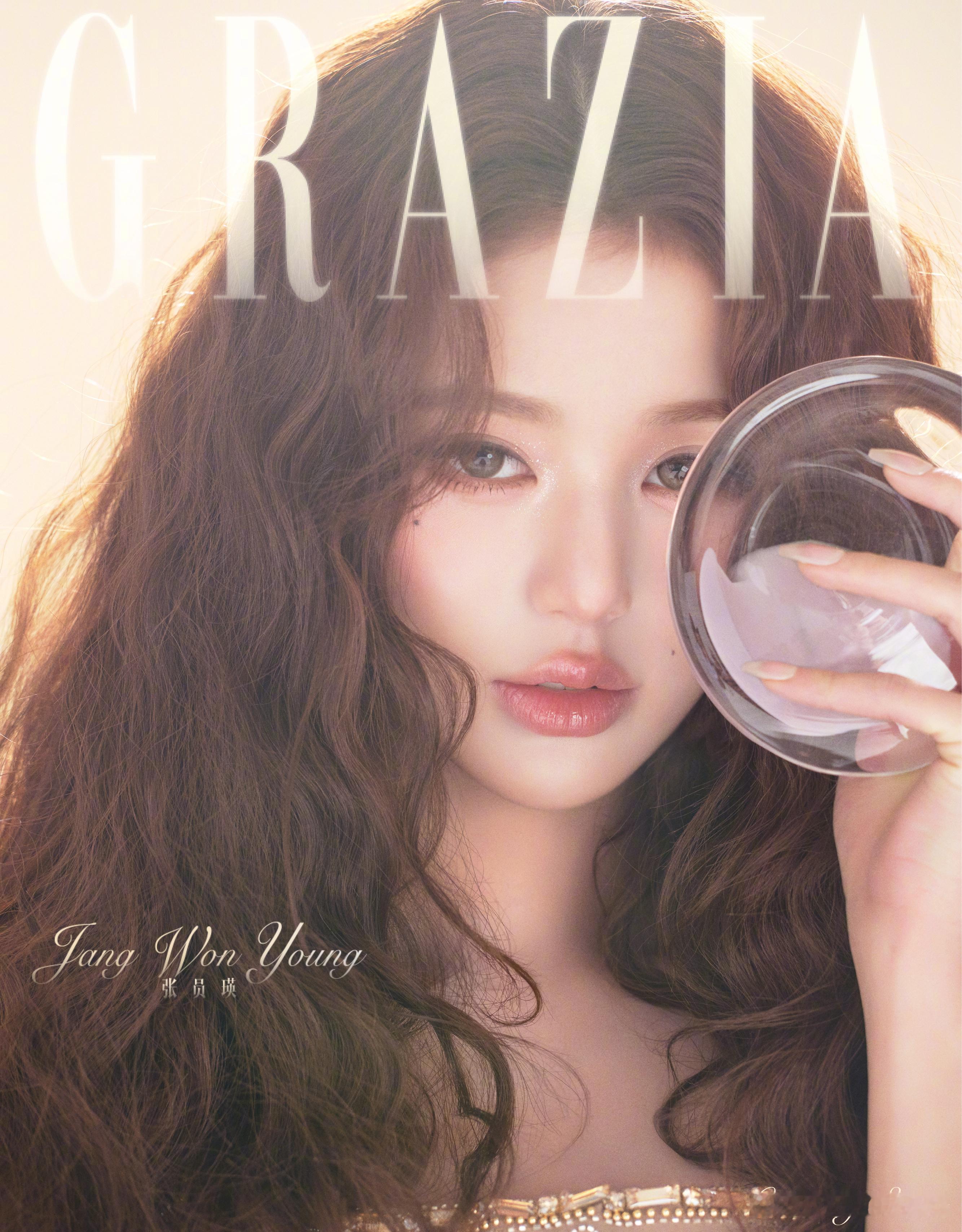 张员瑛红秀五月刊封面一张全新预告，朦胧光影下的梦幻女神🫧 