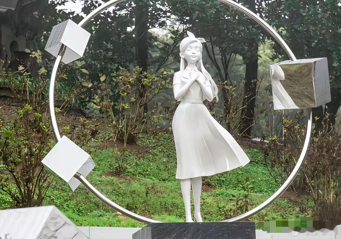 言承旭周渝民现身大S纪念雕像揭幕这雕的是个啥玩意儿啊，这是大S吗？明明是纪念大S