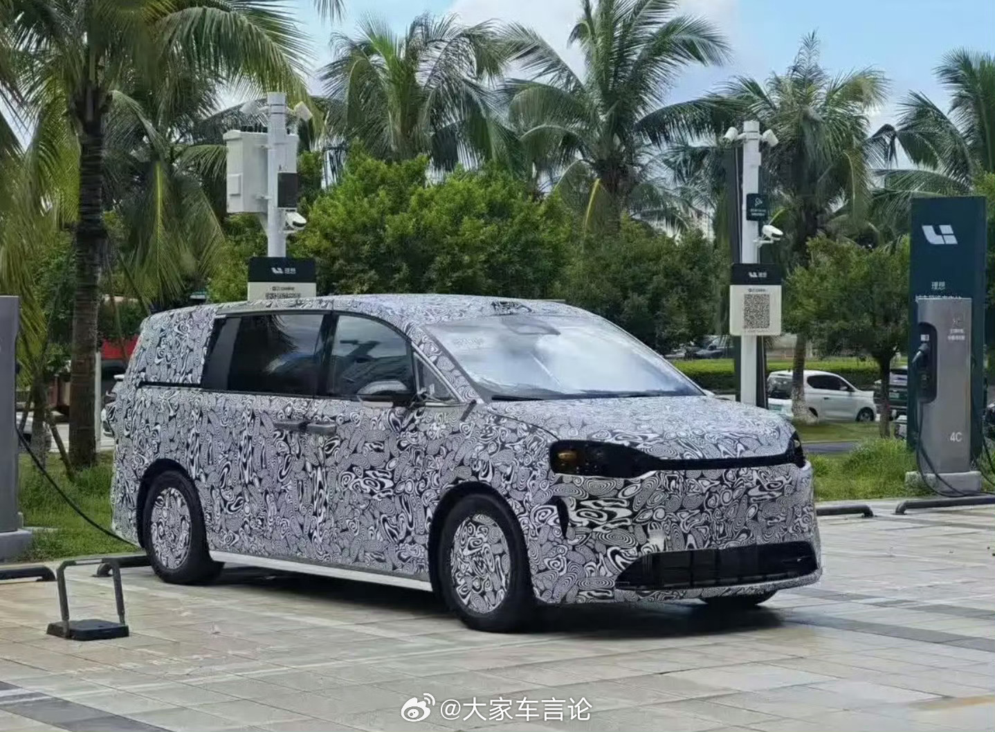 厉害的网友持续发力，这次是拍到了疑似鸿蒙智行的MPV。 ​​​
