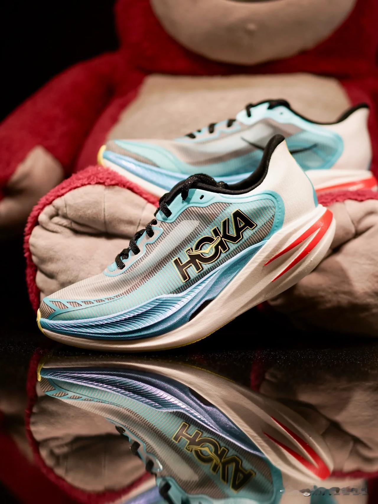 HOKA迄今定位最快的长距离路跑竞速鞋，“摇摇乐”弧形大底。静态放置时仅中足位置