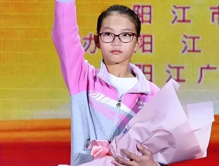 2006年，广东一男子在医院陪护流产的妻子，谁知他出去抽烟时，发现了一名女弃婴，