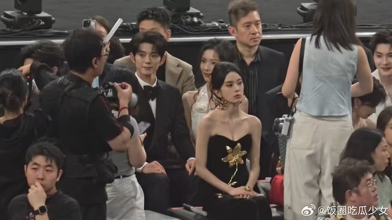 短剧演员百花奖内场坐观众席短剧演员座位 不至于吧，短剧演员怎么坐观众席去了？ 